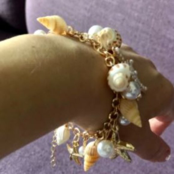 Seashell Bracelet Gold Tone Starfish Shells Charms - Picture 3 of 5